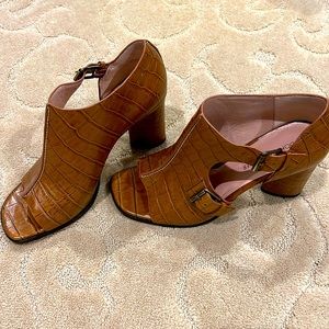 Donald Pliner tan croc open toe shoe